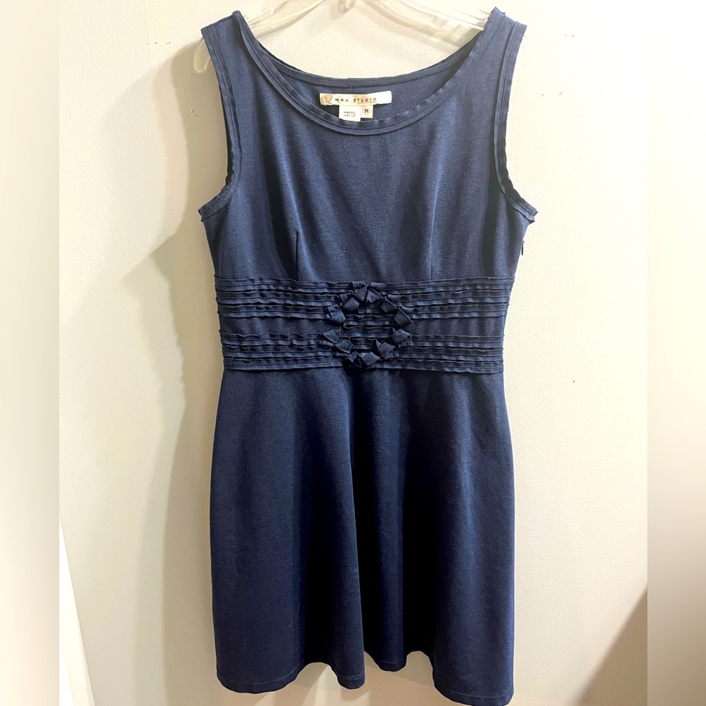 Navy blue dress, thick quality material💙 perfect for work!